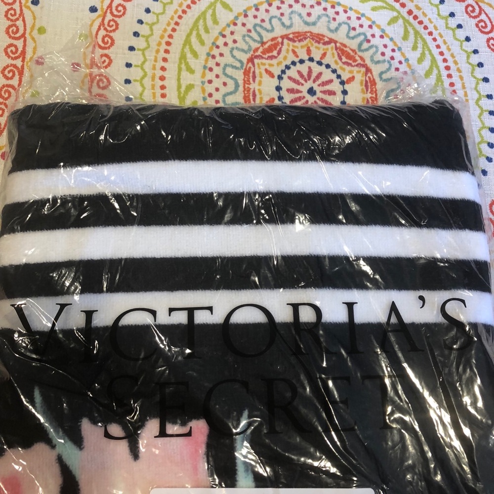 BNIP PinkVS Black Floral Beach Towel/Wrap - Picture 7 of 7